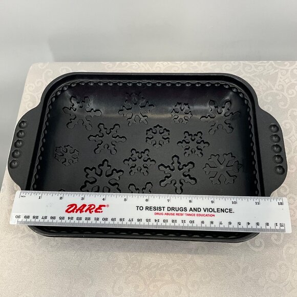 Nordic Ware Nonstick Cast Aluminum Snowflake Baking Pan 13"x8.5" - Picture 5 of 6